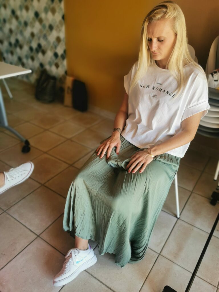 personne assises avec les yeux fermés