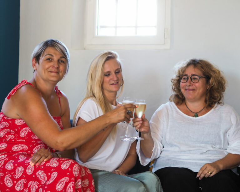 3 femmes formées qui trinquent