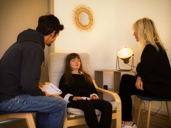 formatrice et formé qui font un exercice pratique d'hypnose