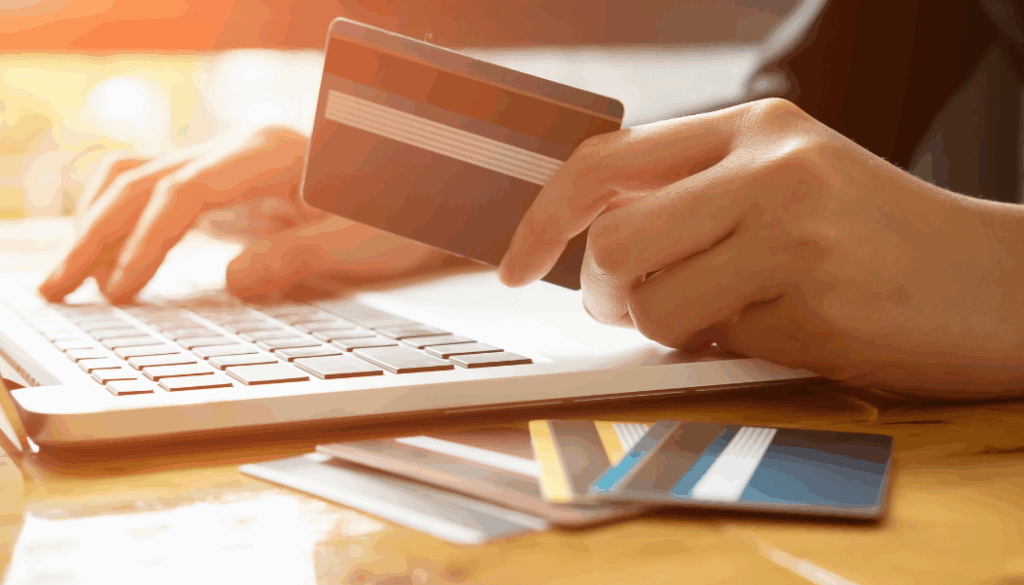 personne qui s'apprête à payer en ligne avec carte bleue