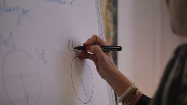 personne qui écrit sur un tableau